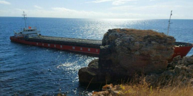 Драмата с кораба. Разтоварването спряно, има замърсяване